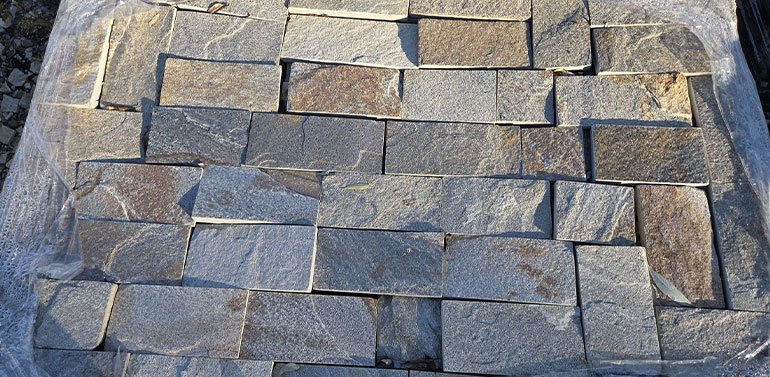 Sileä kivi metallinhohtoisella pinnalla
